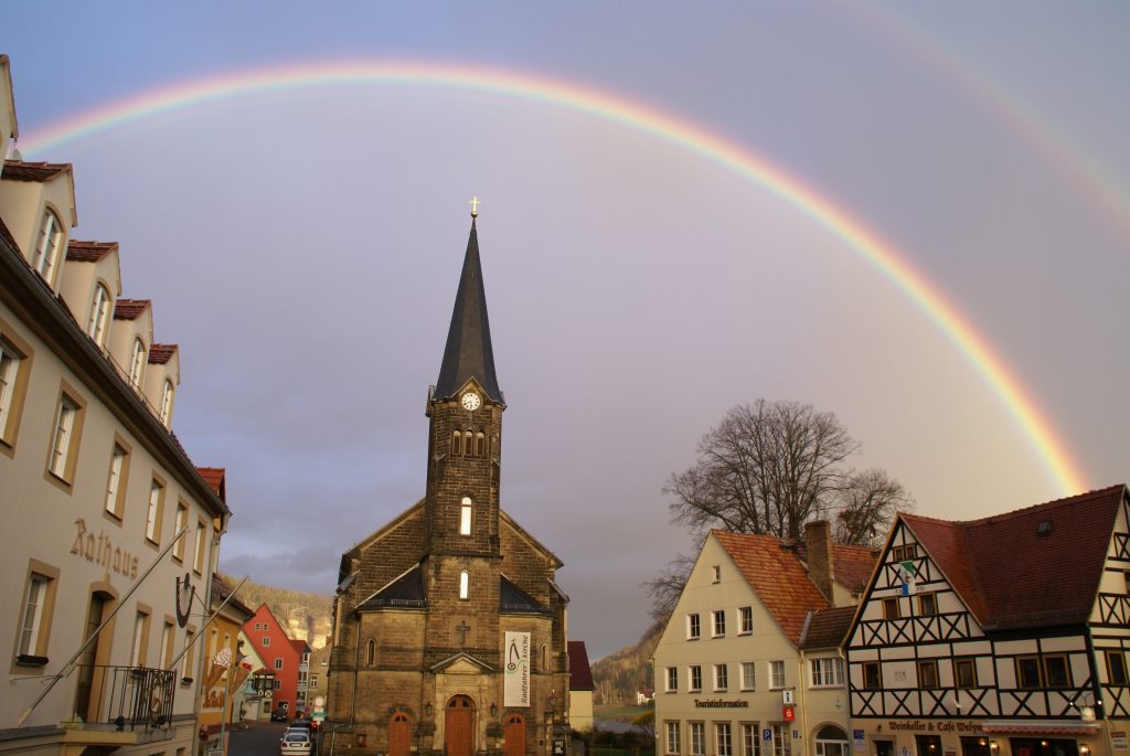 Kirche in Stadt Wehlen mit Regenbogen