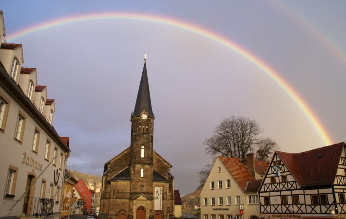 Kirche in Stadt Wehlen mit Regenbogen